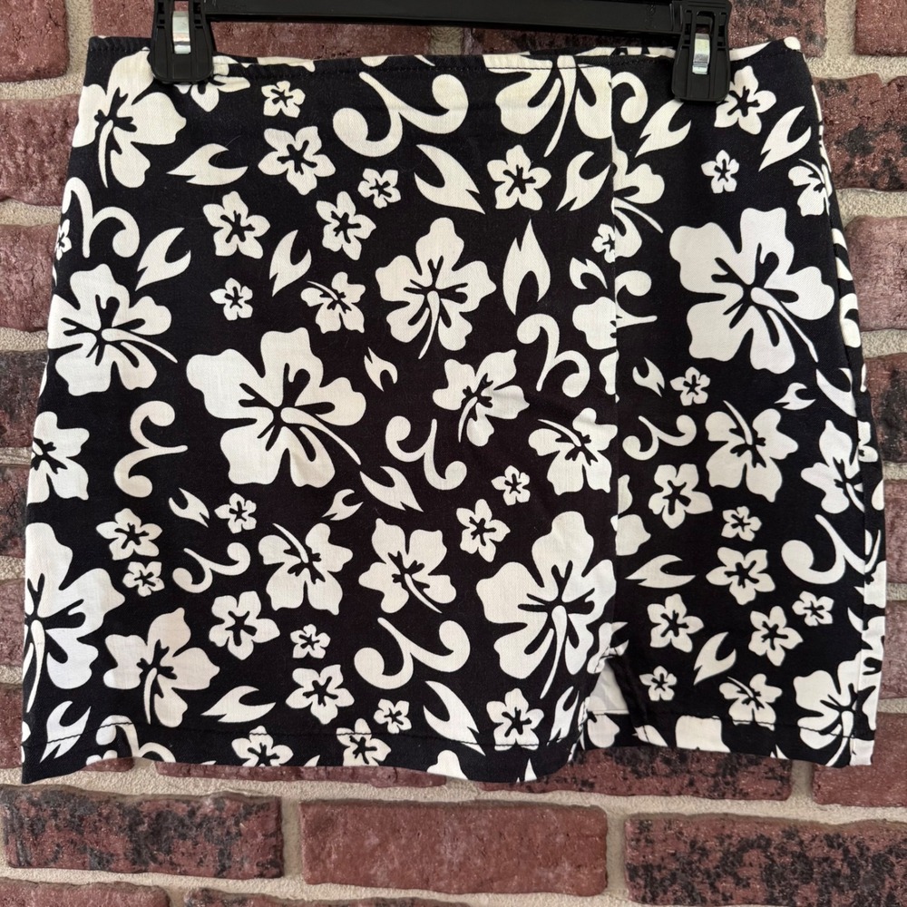Wild Fable Hibiscus Floral Black White Mini Skirt High Rise Front Slit S 10 Y2K